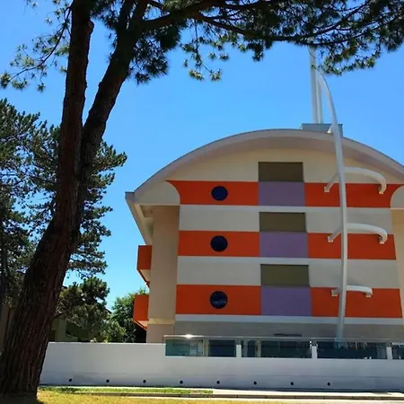 Poolside Living, Your Ideal - Beahost Apartment