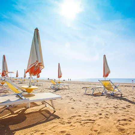 Poolside In Apartamento Bibione